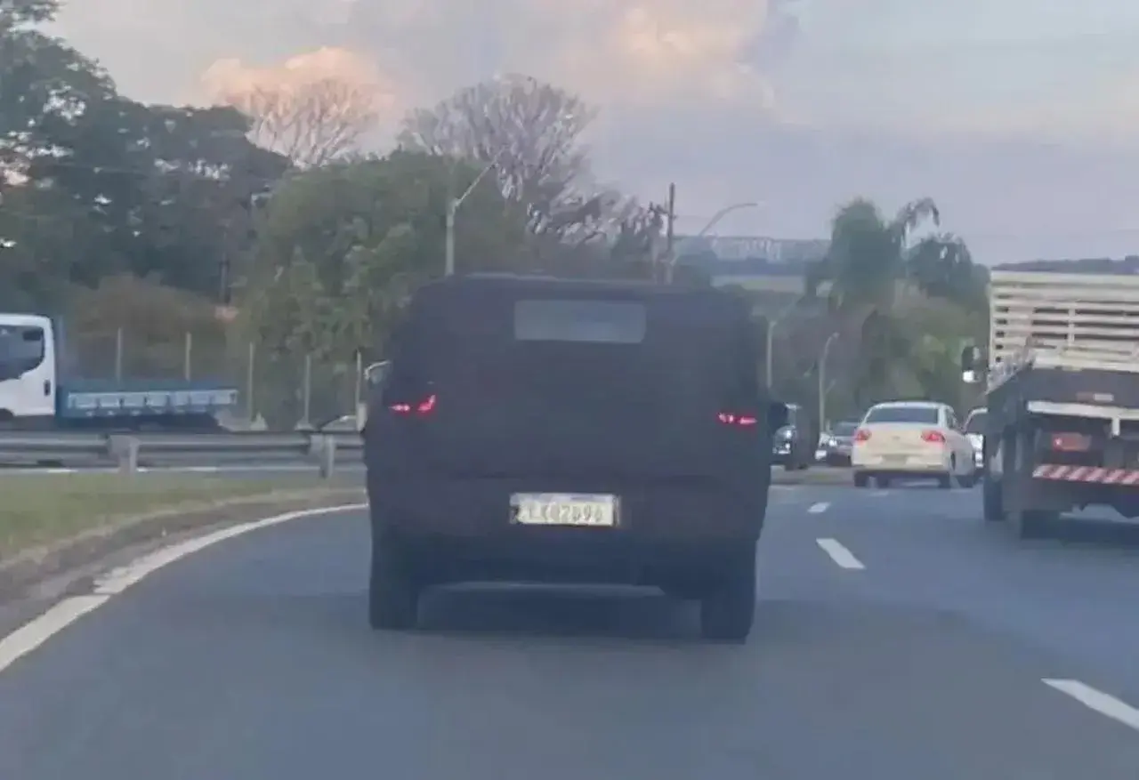 the future Citroën C3 Aircross coupé seen from the rear