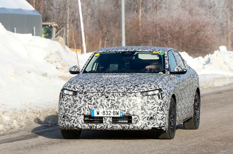 La future DS 8 en tests montre sa face avant