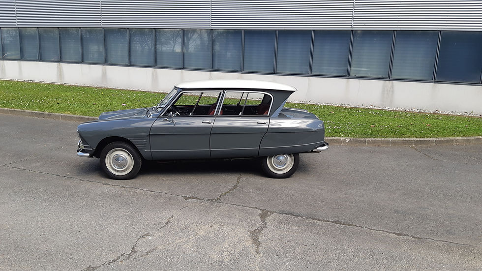 La Citroën AMI 6 berline vue de profil