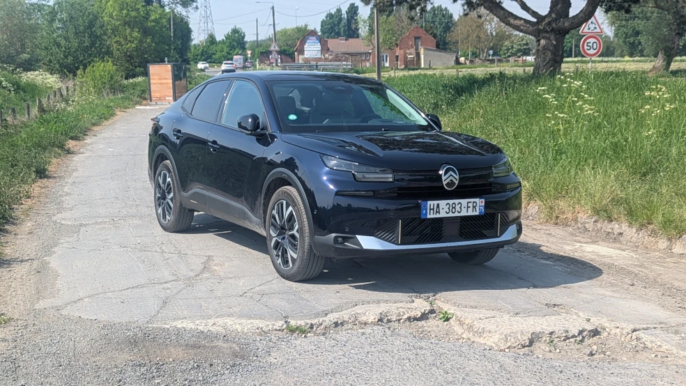 The Citroën C4 X electric 156 in blue