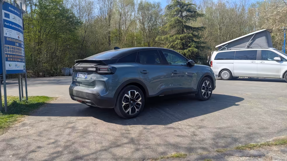 The Citroën ë-C4 156 (2025) on test drive