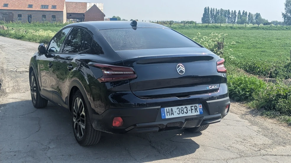 The Citroën C4 X electric 156 in blue