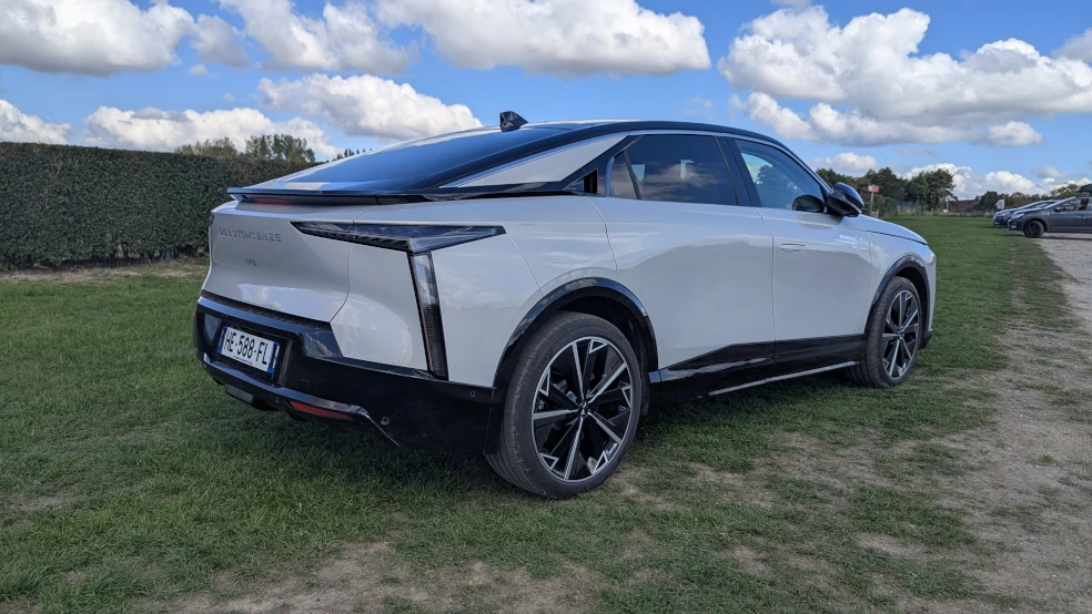 2025 DS N°8 - un style extérieur sobre mais élégant