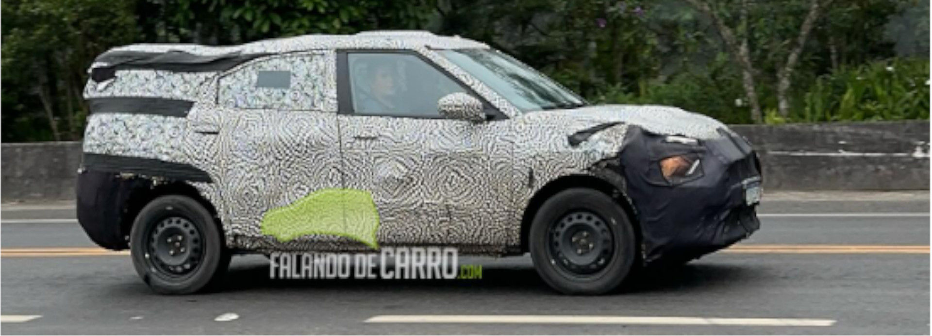 The future Citroën C3 Aircross coupe tested in profile