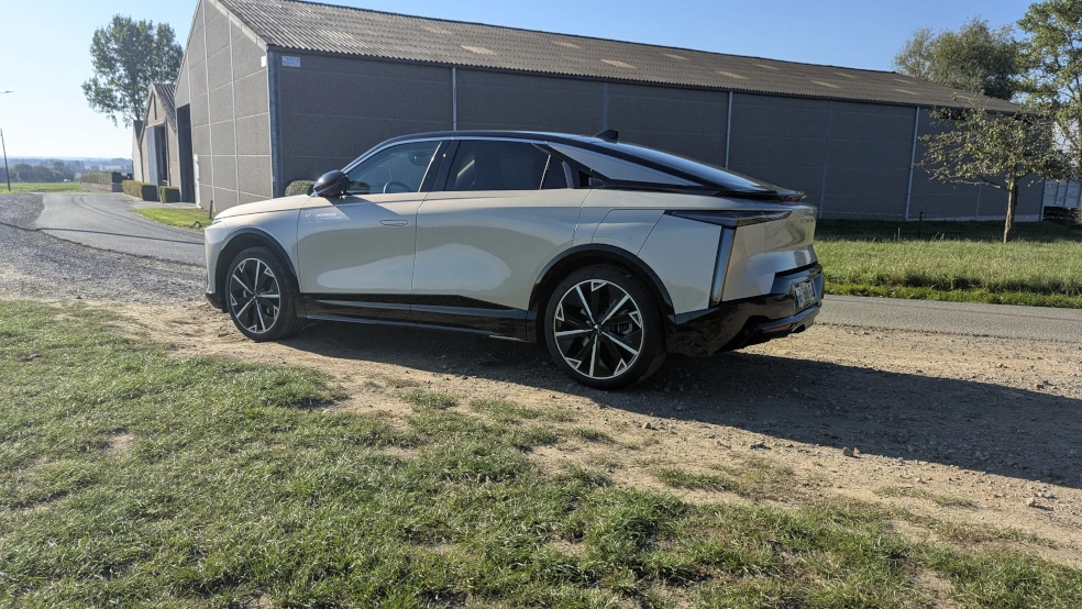 2025 DS N°8 - un style extérieur sobre mais élégant