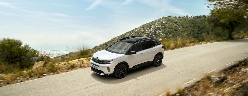 with its white bodywork and black roof, the Citroën C5 Aircross ë-series offers a rewarding and high-end style