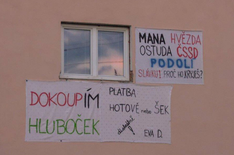 Transparenty na domech v Podolí
