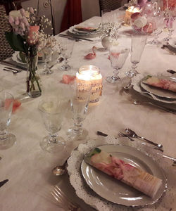 Une Table En Blanc Et Rose