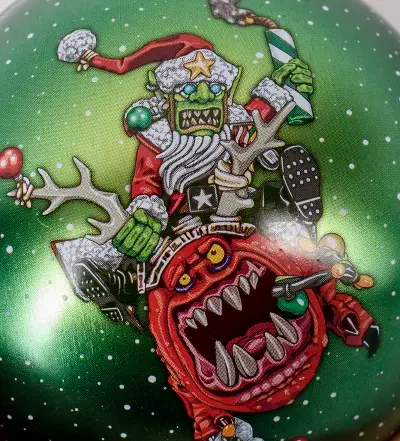Miniaturbild: Red Gobbo Weihnachtskugel mit Anstecknadel