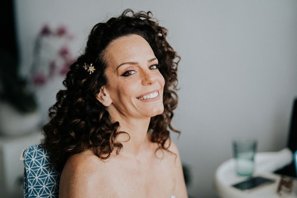 כלה מחייכת למצלמה עם איפור עדין