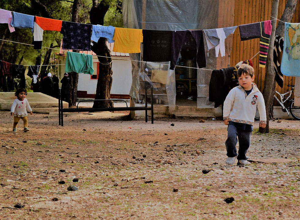 Adil y su hermana jugando