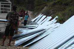 Unloading roof from trucks