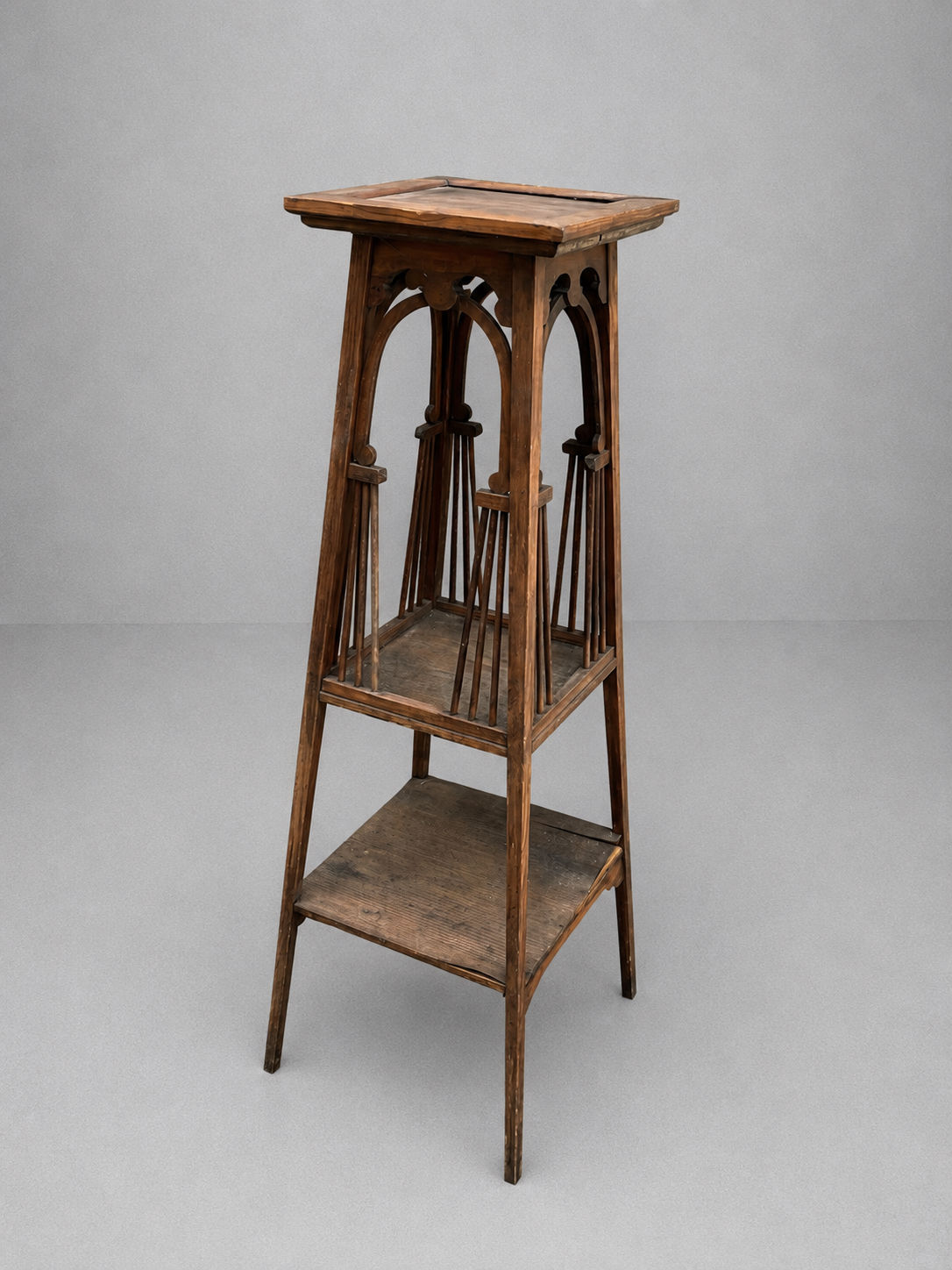 Selette Art Nouveau en bois massif – Début XXe siècle