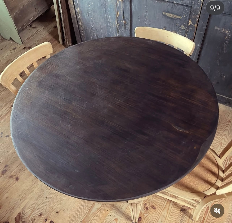 Miniature : Table ronde style Louis XVI en noyer