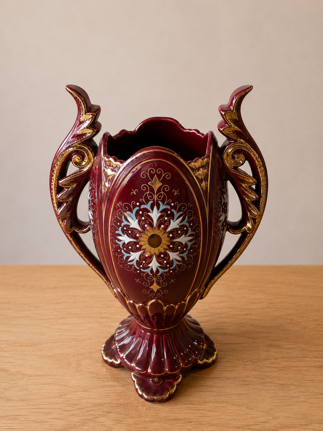 Vase ancien en céramique bordeaux