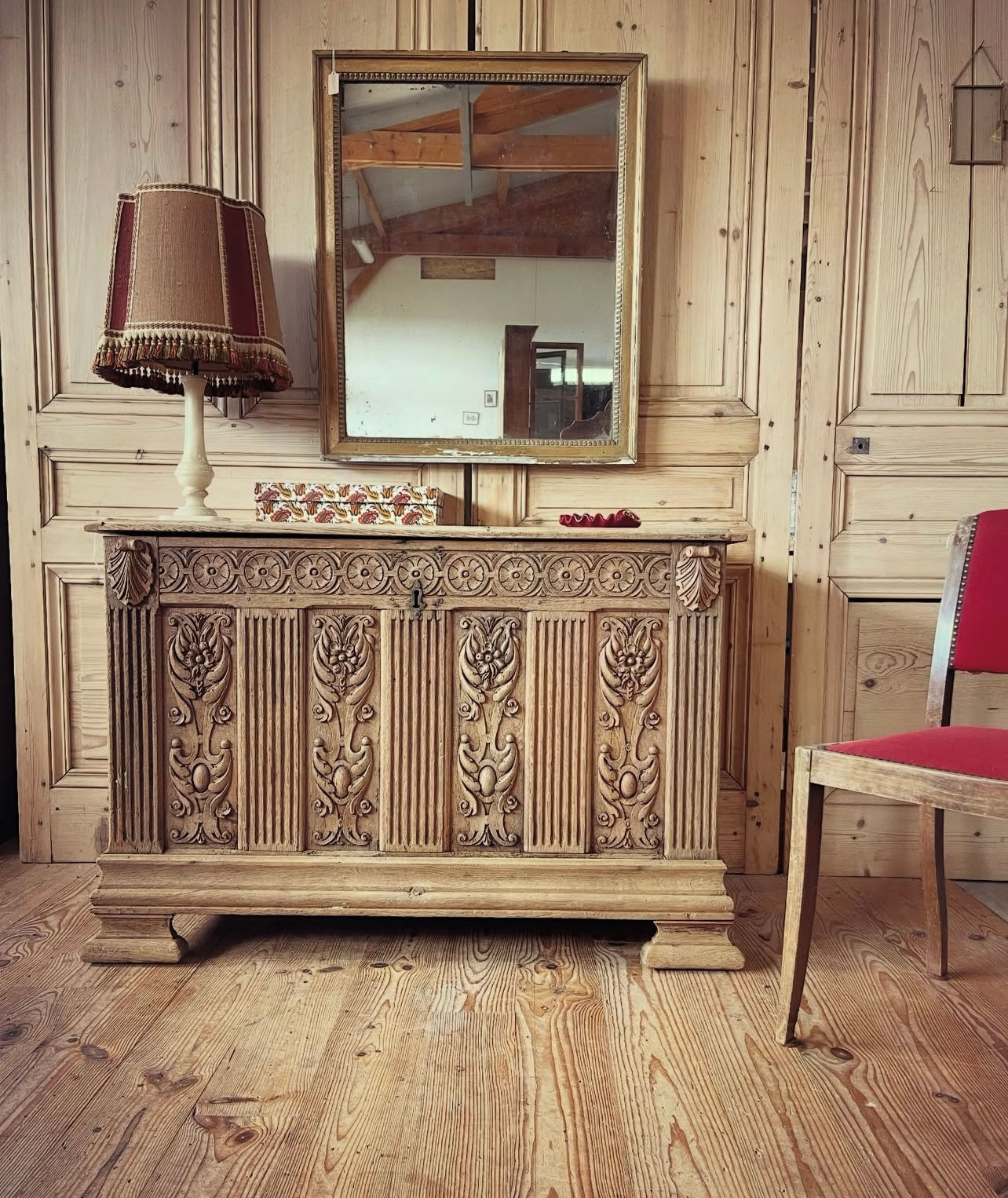 Coffre 19 ème en chêne sculpté