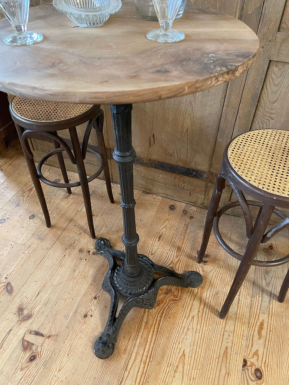 Miniature : Mange- debout pied en fonte et son plateau en noyer 