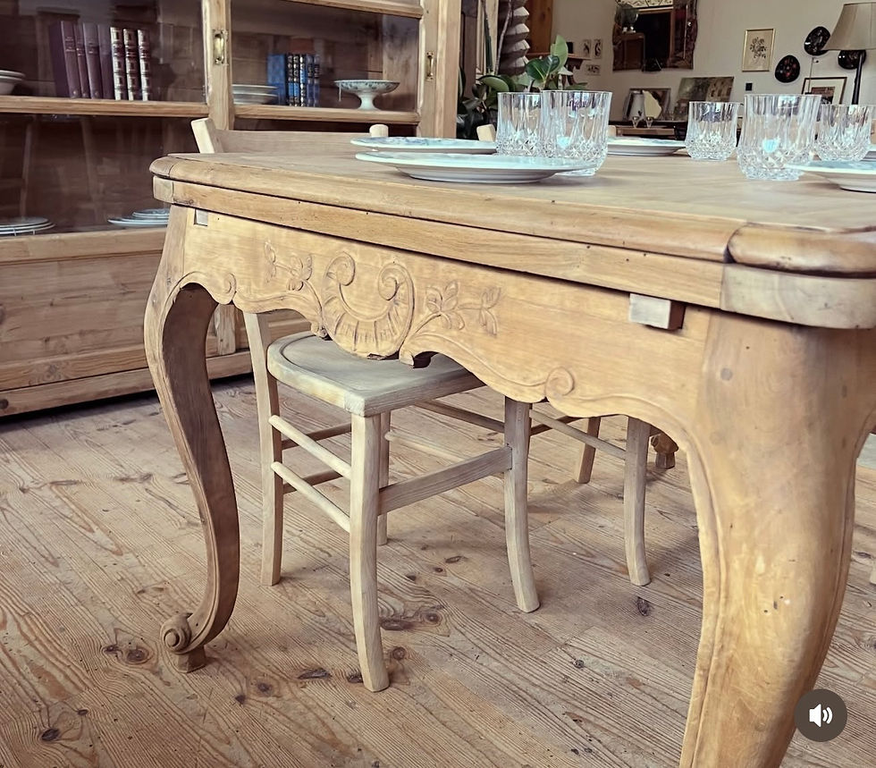 Miniature : Table Louis XV en noyer massif 