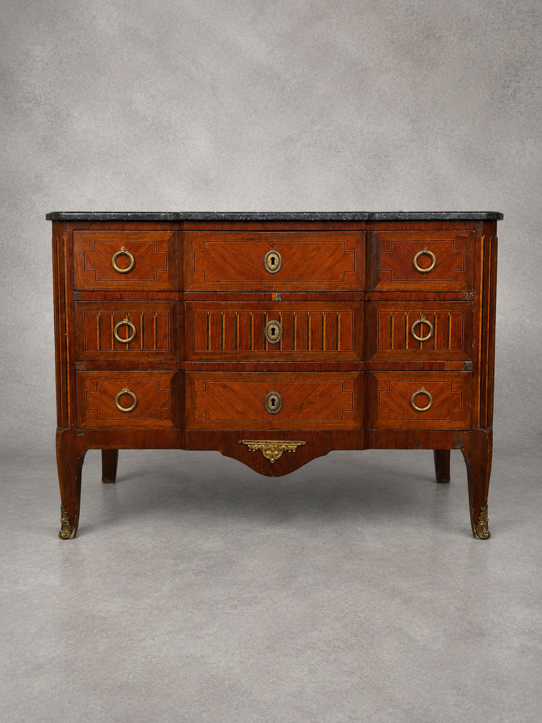 Commode d’époque Louis XV - XVI en marqueterie, plateau marbre noir