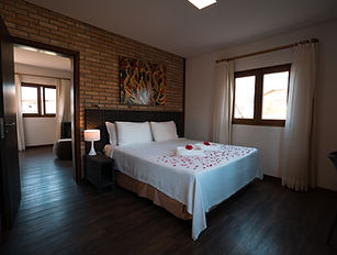 Quarto de Suíte com cama de casal decorada com pétalas no Grand Oca Maragogi