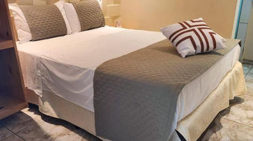 Quarto com cama na Pousada Tropical Maragogi 6
