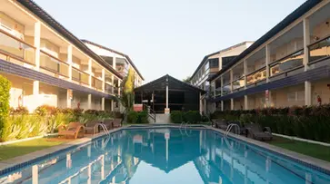 Piscina no Croâ Mares Hotel 2