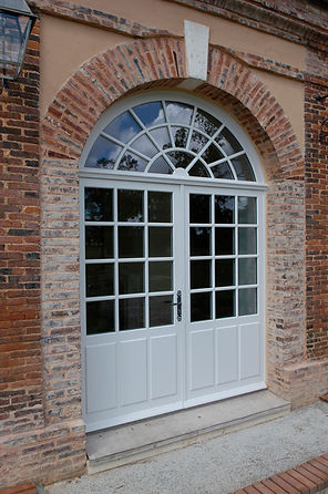 Porte à 2 vantaux, imposte cintrée