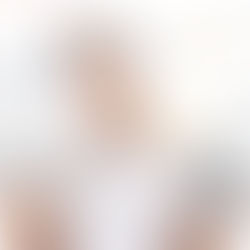 ロゴ制作の相場や価格を検討するイメージ(お金と電卓を持つ人物)