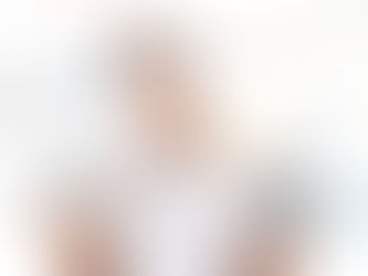 ロゴ制作の相場や価格を検討するイメージ（お金と電卓を持つ人物）