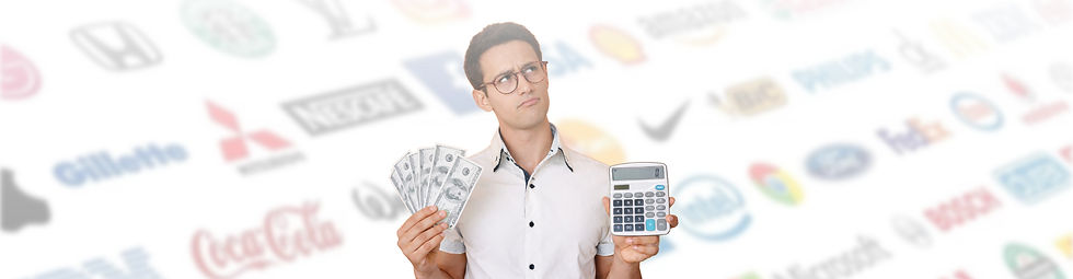 ロゴ制作の相場や価格を検討するイメージ（お金と電卓を持つ人物）