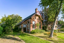 Adorable brick bungalow by celebrated Dutch Architect for sale