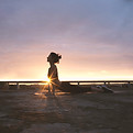 Posture de yoga au coucher du soleil