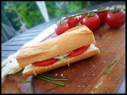 Selbst gemachtes Baguette/ belegt