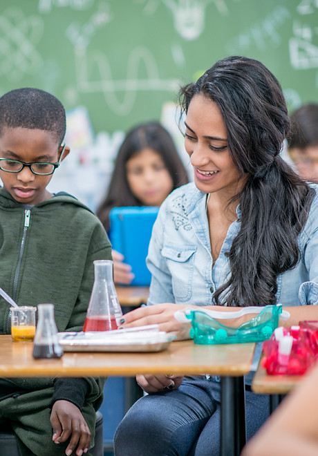 Los niños en la clase de ciencias
