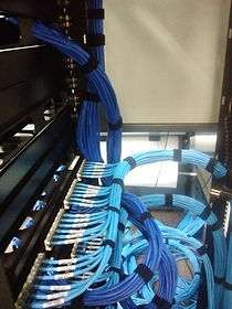 inicio-da-organizacao-dos-cabos-no-rack-