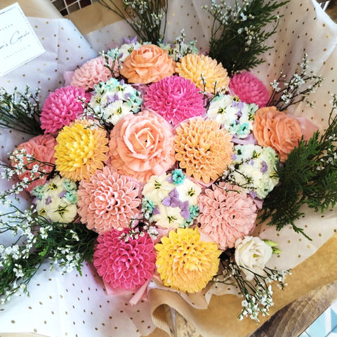 Bouquet de 22 cupcakes élégants pour un mariage, aux couleurs vives mais douces, telles que le rose tendre, le jaune pastel et le blanc, décorés de manière raffinée pour une célébration romantique et joyeuse.