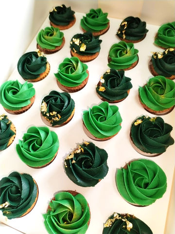 Une boîte de 24 mini's cupcakes raffinés, avec un mélange de tons vert clair et vert bouteille, subtilement rehaussée de touches de doré et de feuille d'or. Ces délices au chocolat et à la vanille apportent une touche d'élégance gourmande à toutes vos occasions.