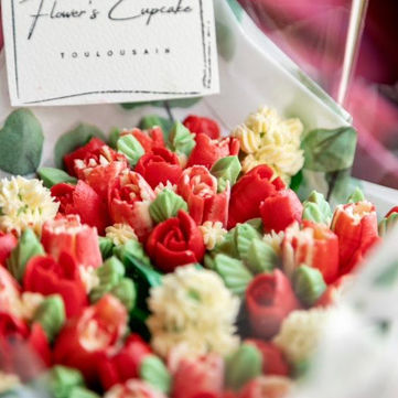 Un bouquet de 4 cupcakes en forme de tulipe, parfait pour la Saint-Valentin. Ces délicieuses cr&ations allient l'élégance d'une fleur et la douceur d'un gâteau, pour une manière gourmande de célébrer l'amour. 
