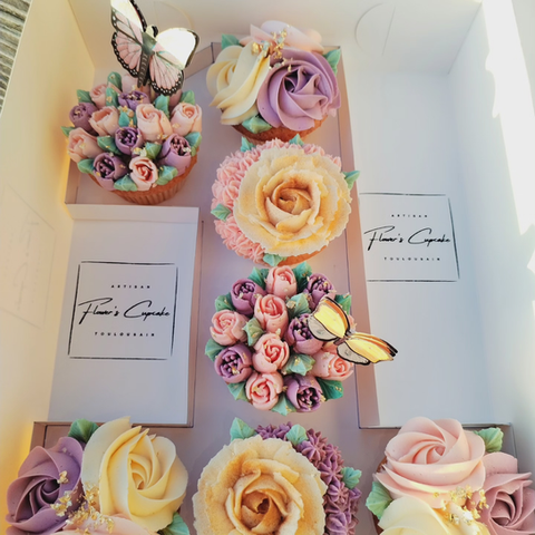 Des cupcakes en forme de chiffre 1, décorés dans des tons lilas, rose et crème, agrémentés de petits papillons. Une création douce et gourmande, parfaite pour célébrer le premier anniversaire des bambins avec délicatesse et douceur.