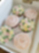 Boîte de 6 cupcakes floraux aux couleurs pastel - rose, jaune, vanille - décorés de fleurs délicates, idéals pour le printemps, les anniversaires ou les fêtes d'enfants.