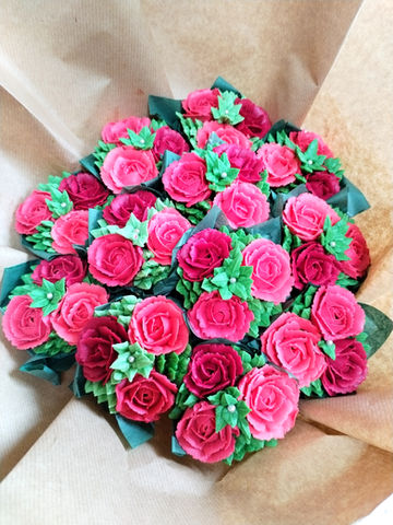Un bouquet de douze cupcakes en petites roses, rouges et roses, symbolisant l'amour et la tendresse. Un mélange subtil de couleurs pour exprimer vos sentiments de manière délicate et élégante.