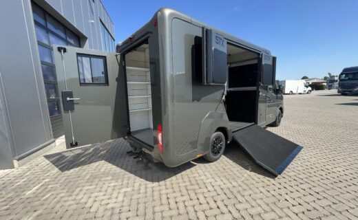 Miniatura: Camión Ligero STX 2 HORSES Renault Master 170 CV – Semi-Nuevo España