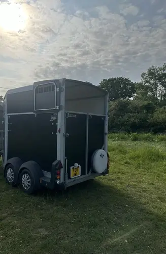 Miniatura: Ifor Williams HB511 de 2021 – Remolque seminuevo