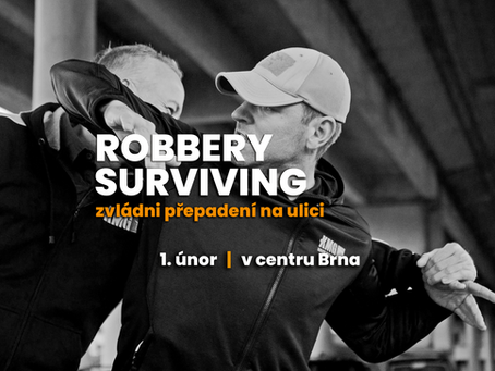 Dva muži v boji pod mostem. Text: "Robbery Surviving, zvládni přepadení na ulici, 1. únor, v centru Brna." Černobílá atmosféra.