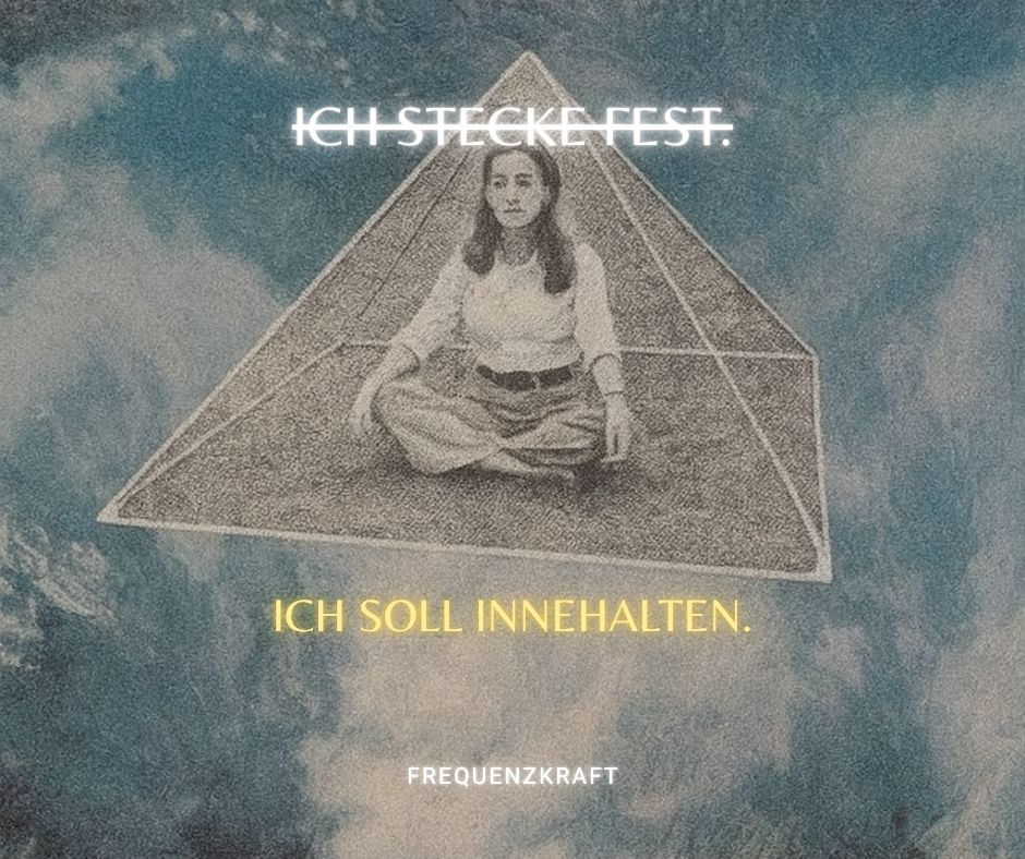 Meditierende Frau sitzt in geometrischer Pyramidenform über einer Wolkenlandschaft – steht für bewusste Pause, innere Zentrierung und spirituelles Innehalten.
