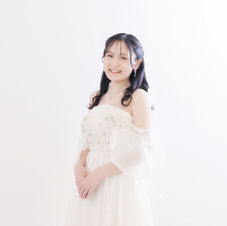 ウェディングドレス姿の女性