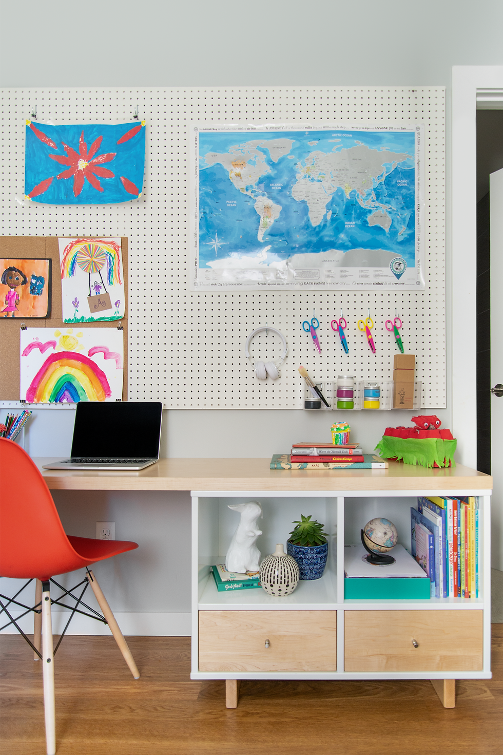 2x3-a_retreat_for_world_travelers-kids_bedroom-desk_with_cubbies