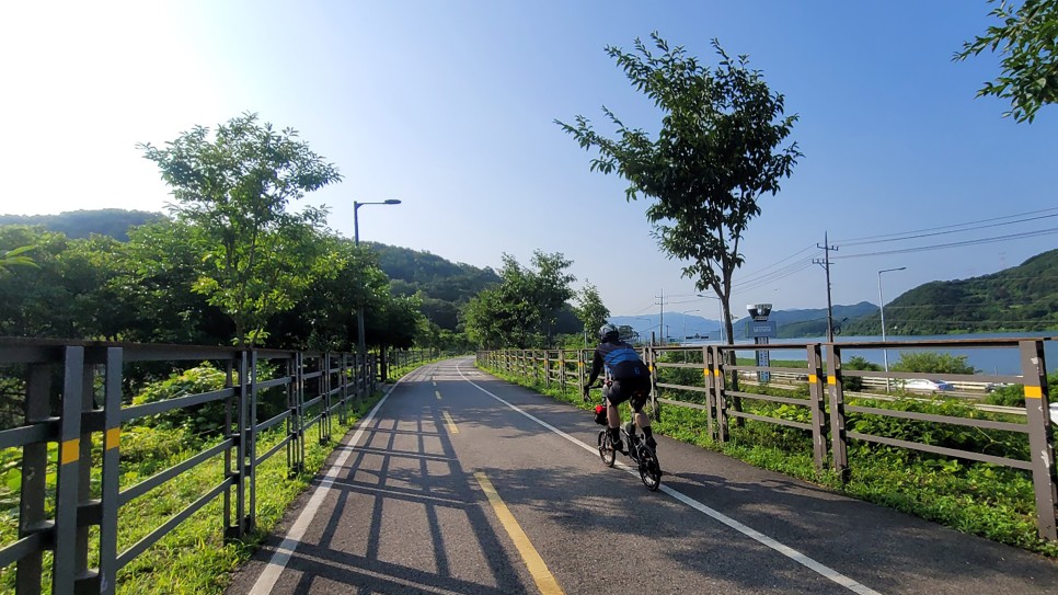 Cycling and riverside scenery along the Hangang River in Seoul