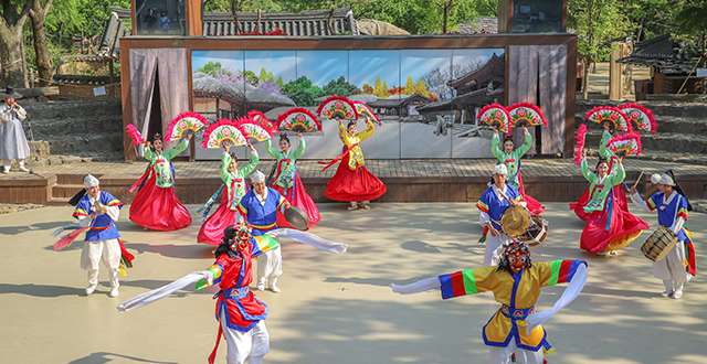 Korean Folk Village & Hwaseong Fortress photo 2