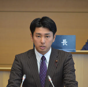 議会質問をする原田竜馬